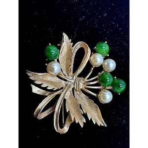 Vtg Sarah Coventry 1960's Floral Jade & Faux Pearl Gold Tone Brooch 2.5" Signed
